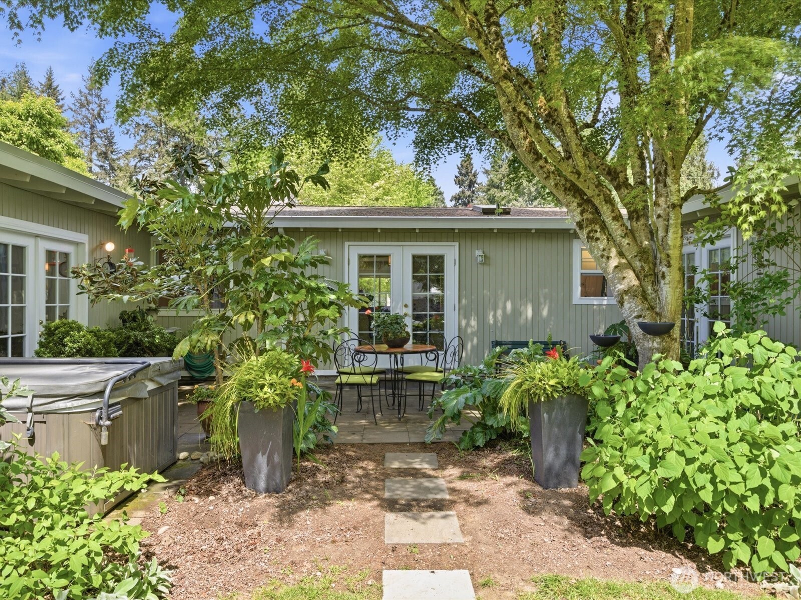 12841 NE 113th Street , Kirkland, WA 98033-4107