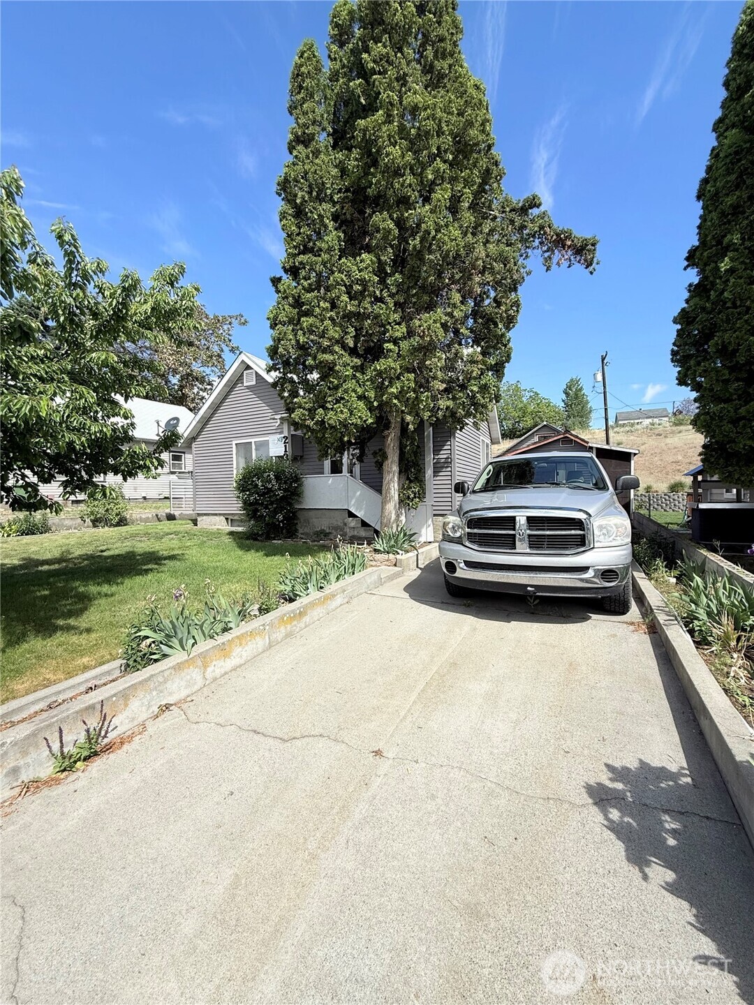 213 Bartlett Avenue E, Omak, WA 98841