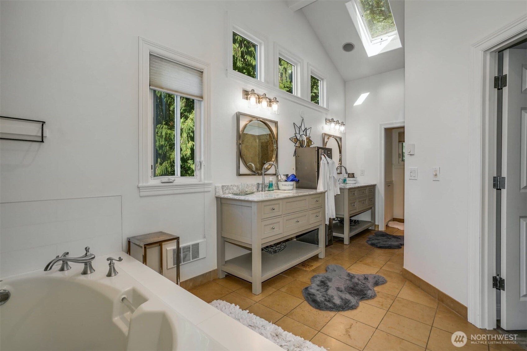 13130 Holmes Point Drive NE, Kirkland, WA 98034