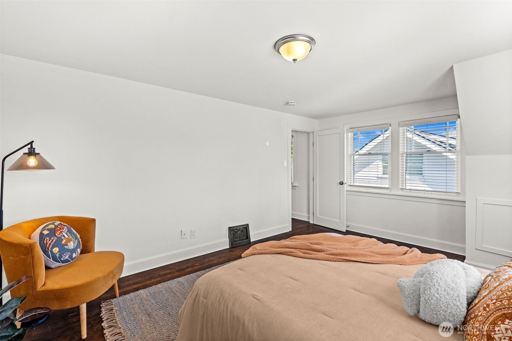 942 S Ridgewood Avenue , Tacoma, WA 98405