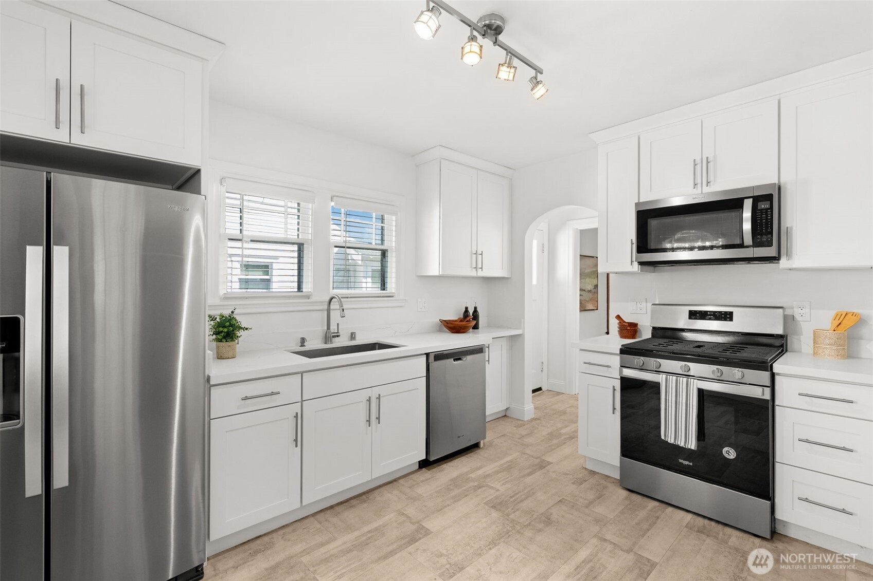 942 S Ridgewood Avenue , Tacoma, WA 98405
