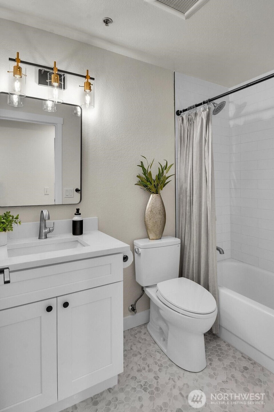18523 68th Avenue NE #204, Kenmore, WA 98028