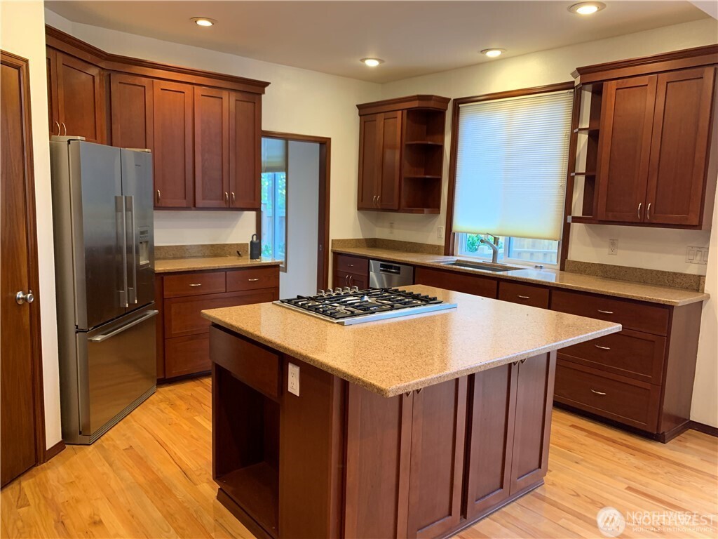 25551 SE 41st Court , Sammamish, WA 98029