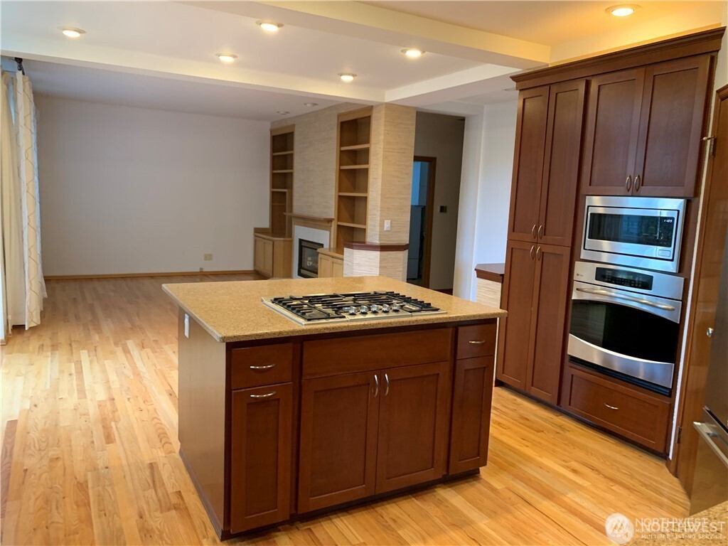 25551 SE 41st Court , Sammamish, WA 98029