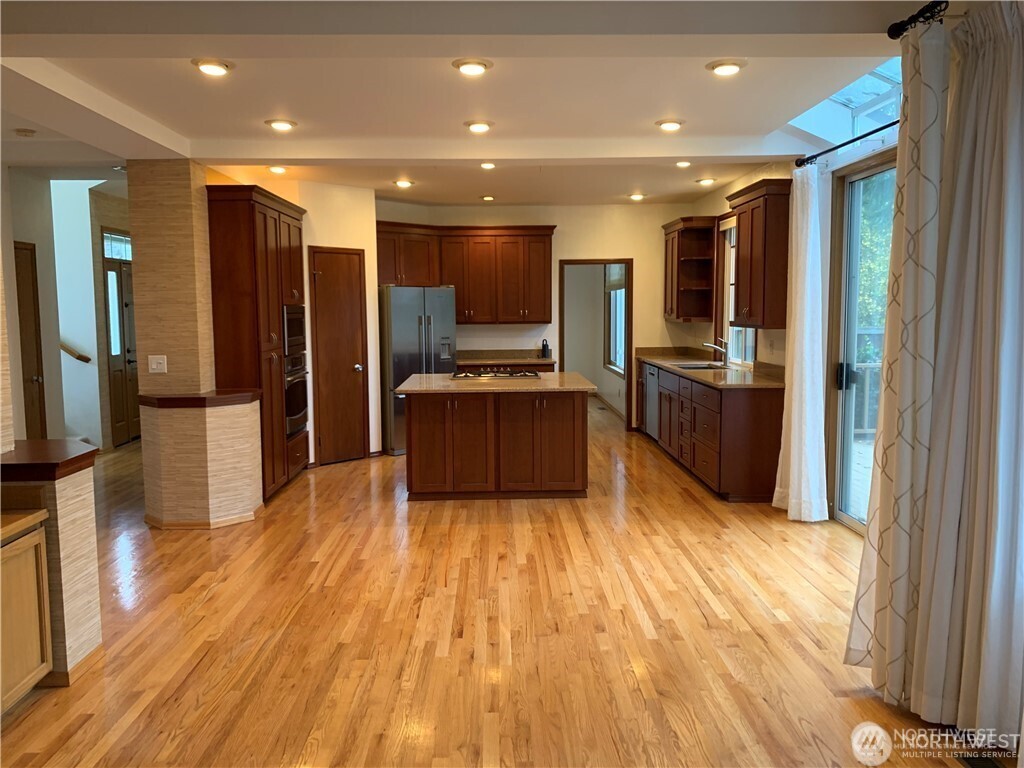 25551 SE 41st Court , Sammamish, WA 98029
