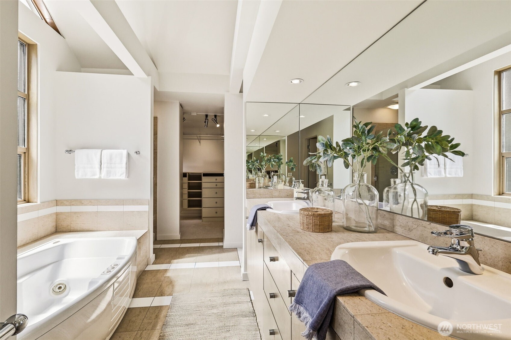 3607 W W Commodore Way , Seattle, WA 98199