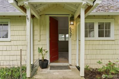 6557 Cultus Bay Road , Clinton, WA 98236