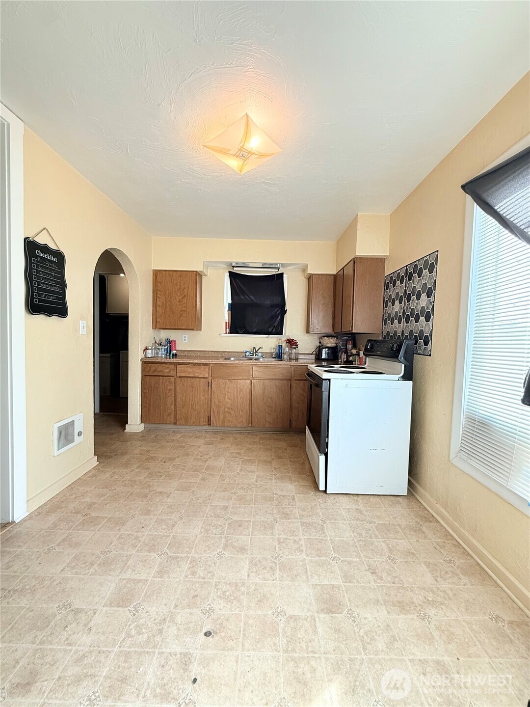 216 Cherry Avenue W, Omak, WA 98841