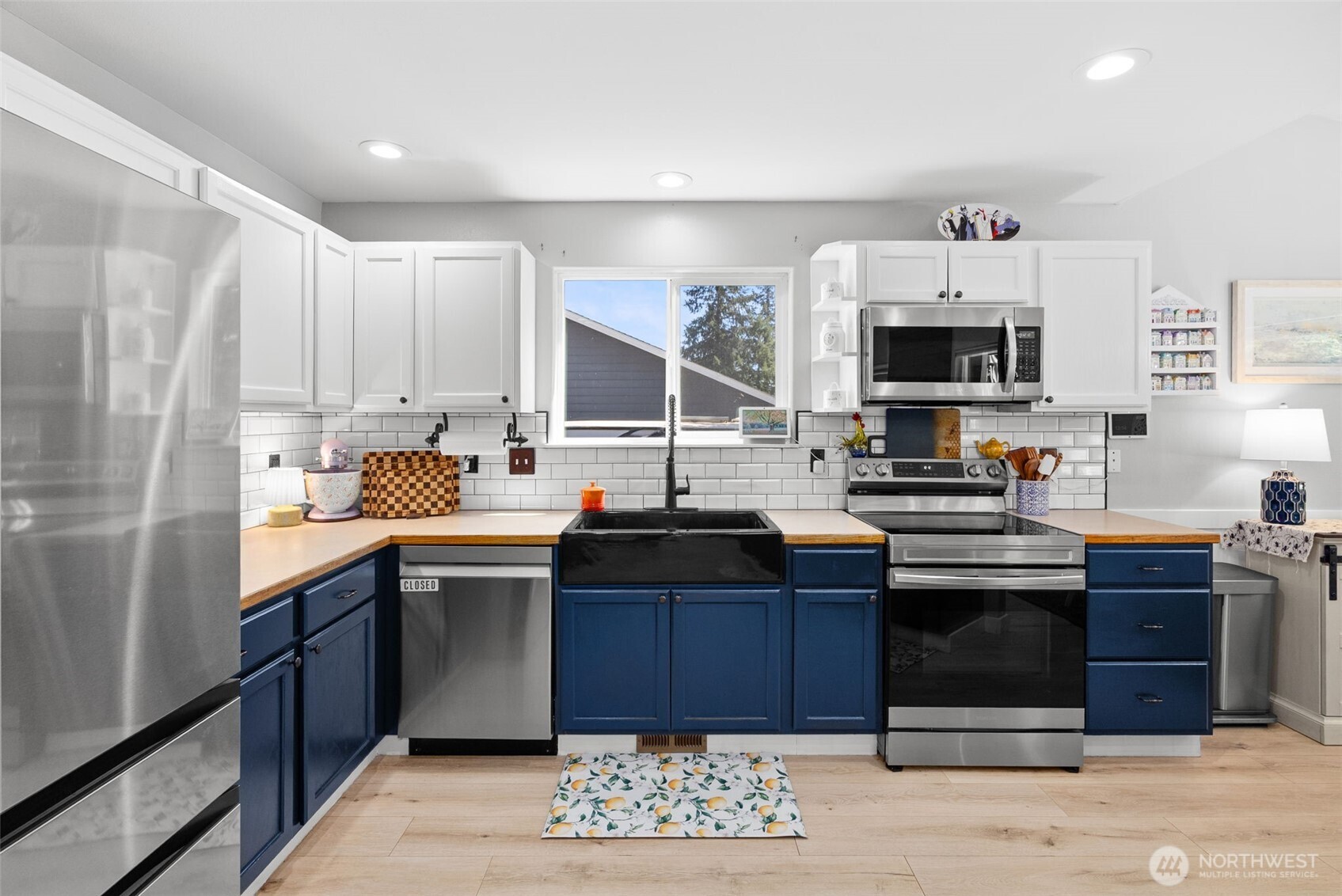 100 E Cardinal Court , Allyn, WA 98524