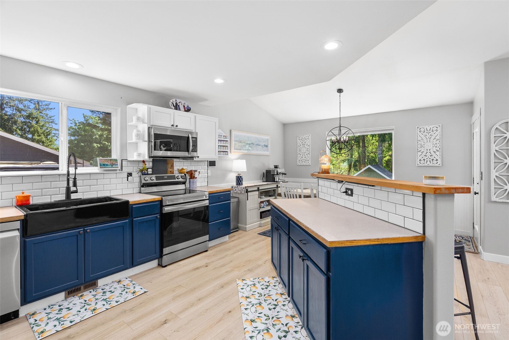 100 E Cardinal Court , Allyn, WA 98524