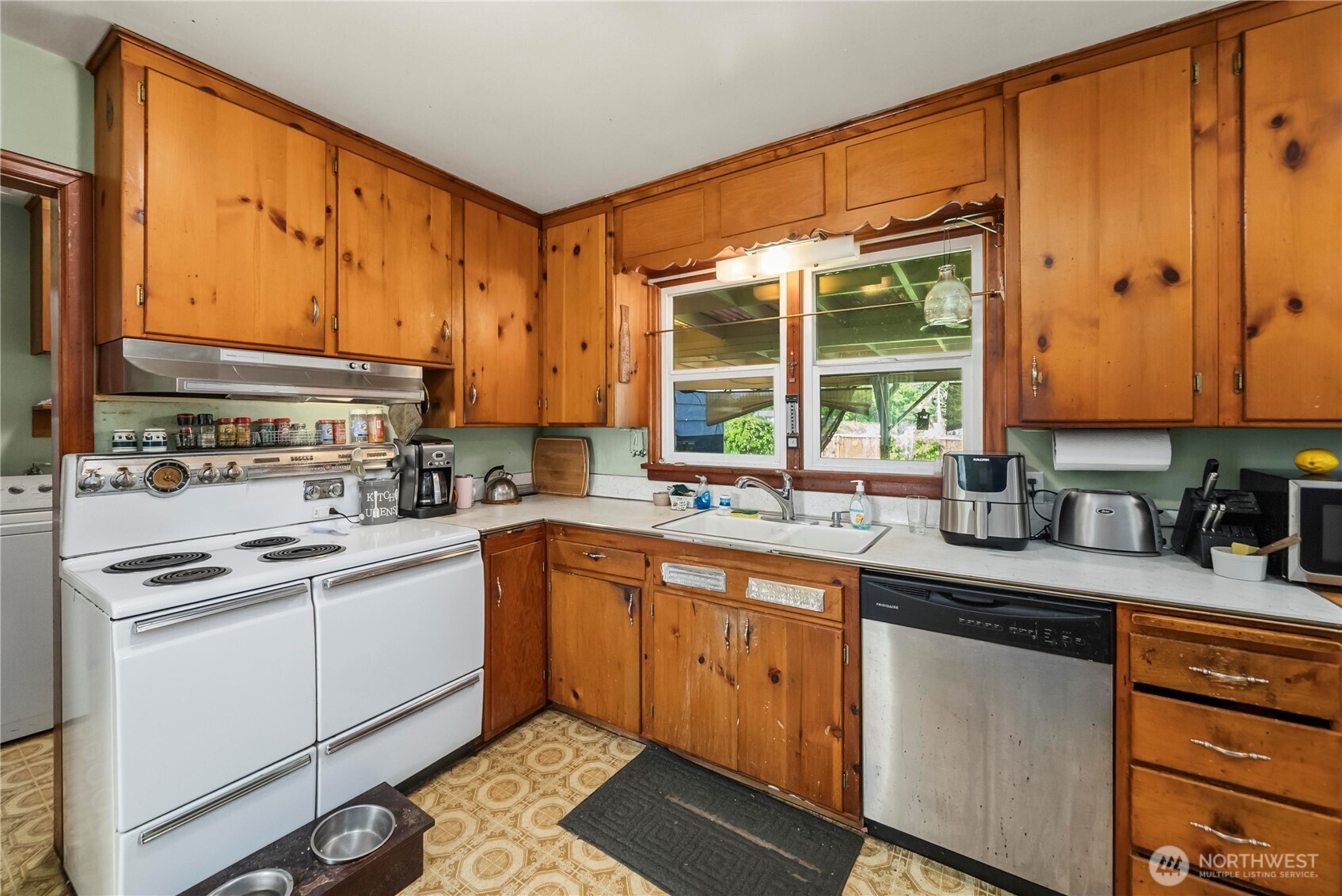 8446 E B Street , Tacoma, WA 98445-2224