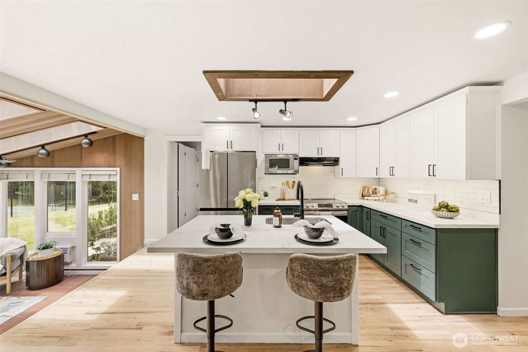 870 10th Lane , Fox Island, WA 98333