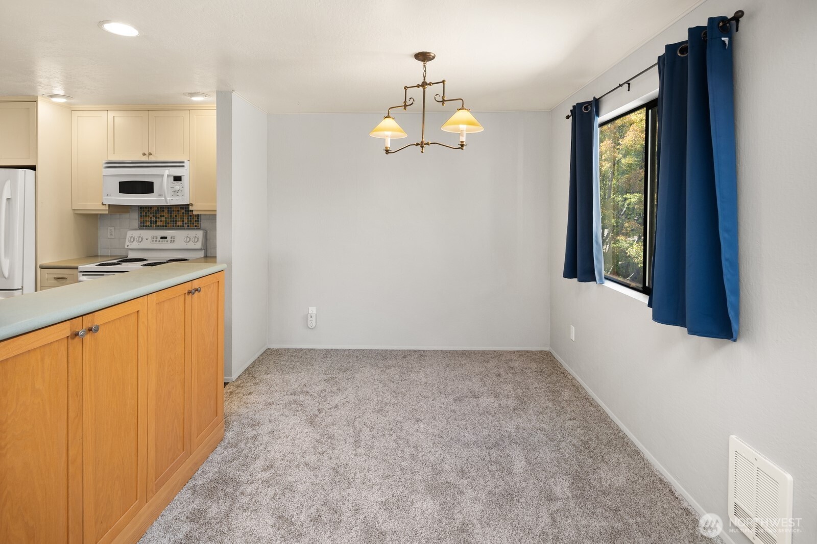 6652 Parkpoint Way NE #D-311, Seattle, WA 98115-7847