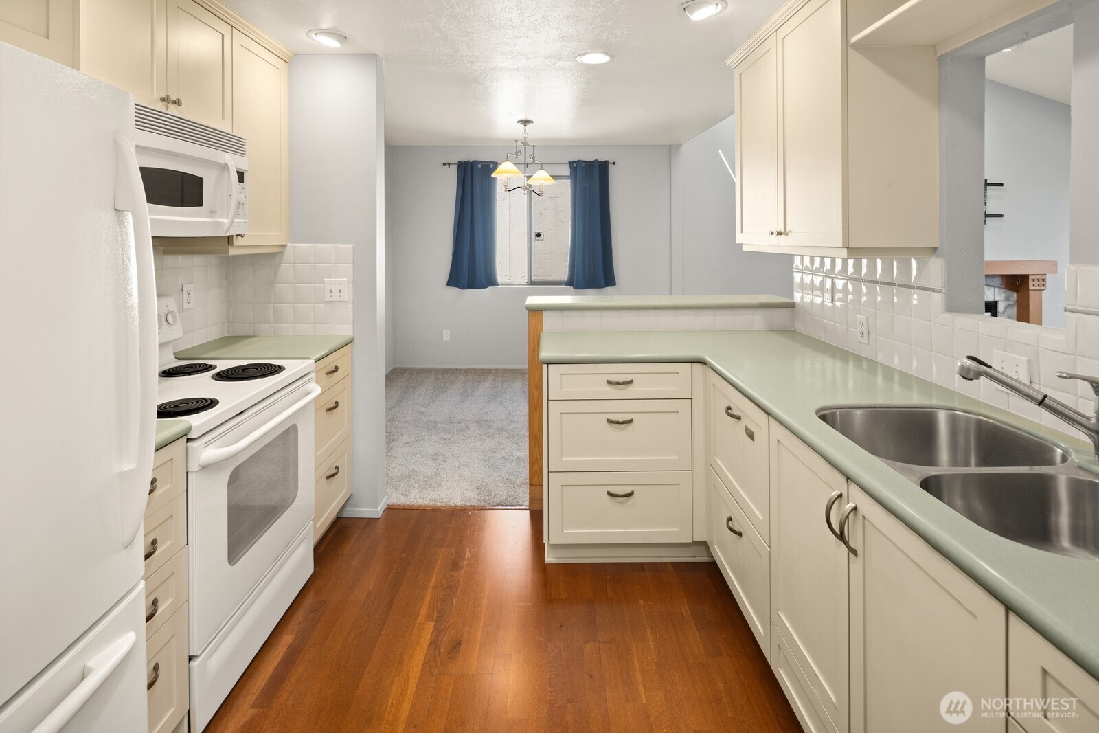 6652 Parkpoint Way NE #D-311, Seattle, WA 98115-7847
