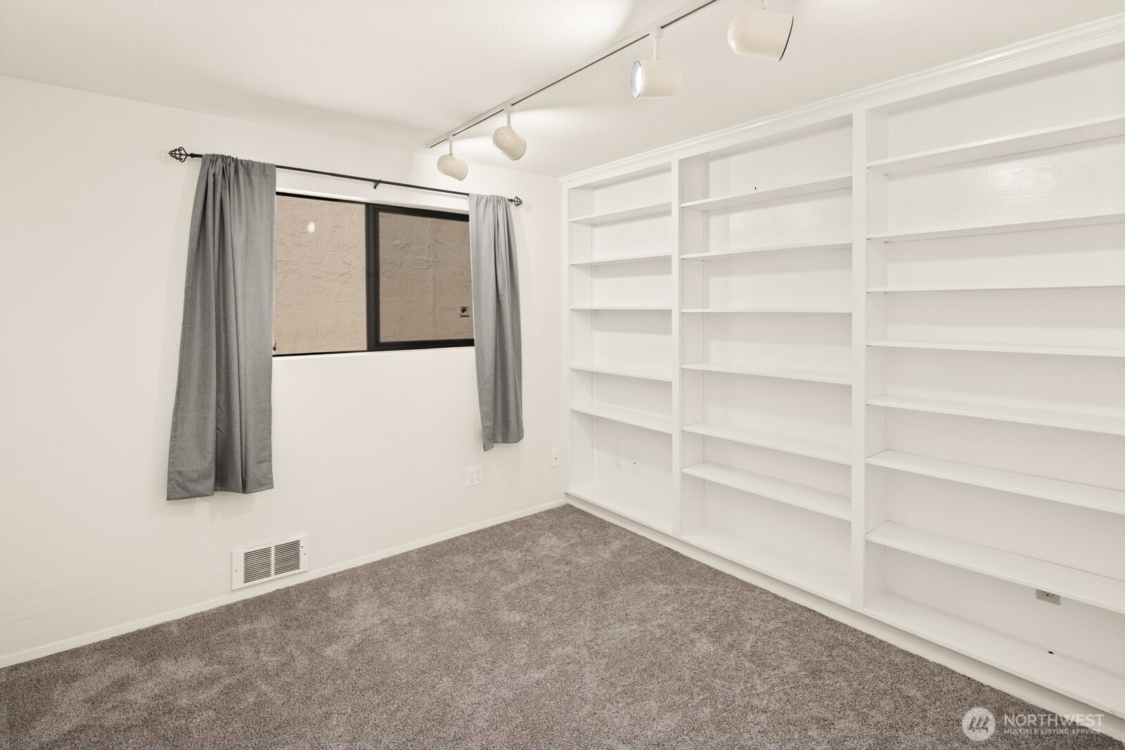 6652 Parkpoint Way NE #D-311, Seattle, WA 98115-7847