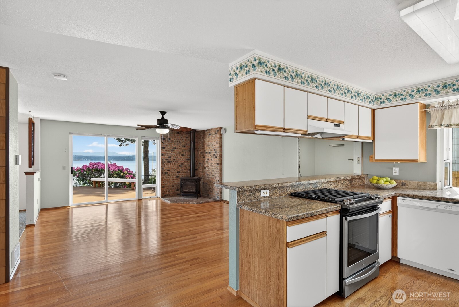 1985 Cascade View Drive , Camano Island, WA 98282