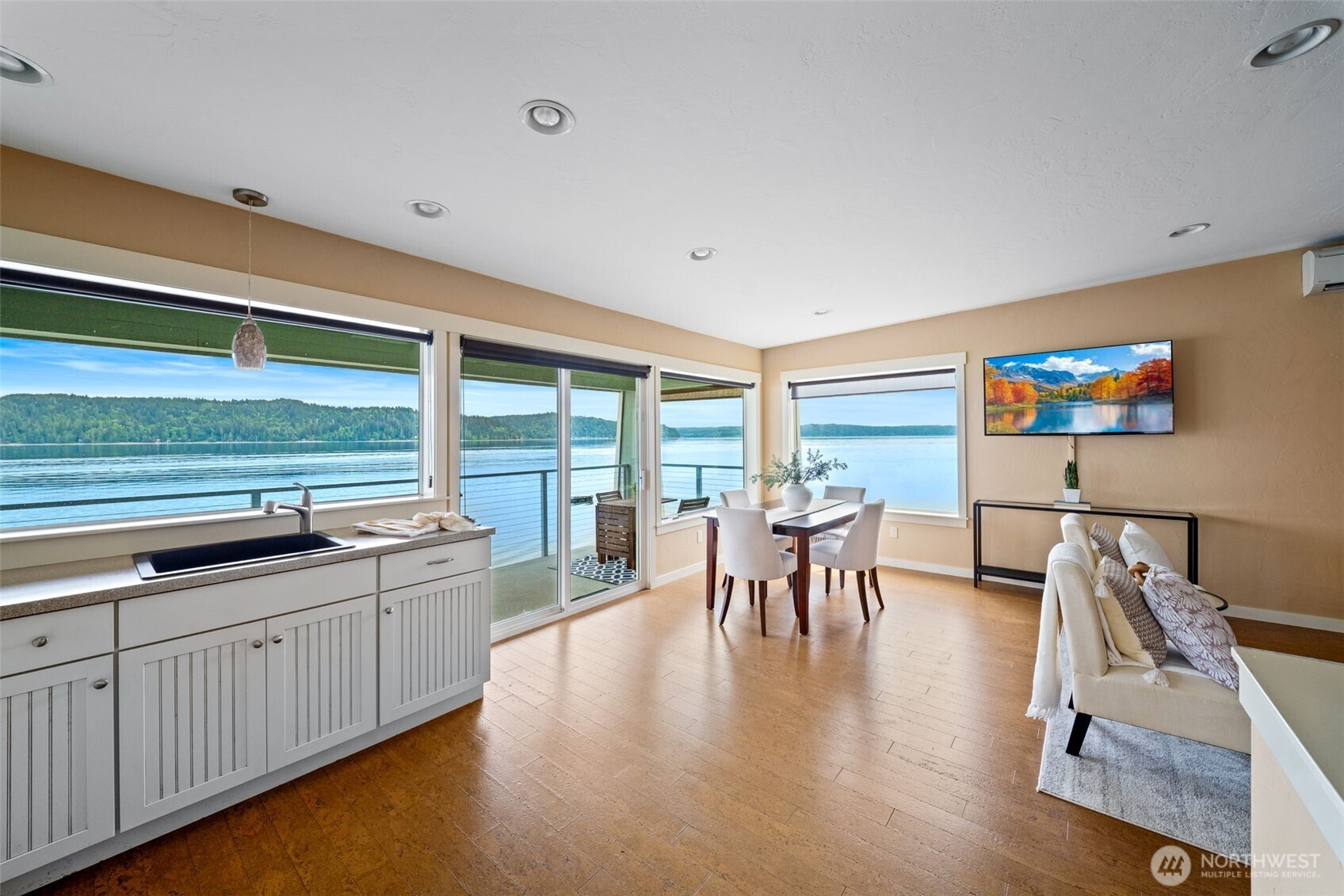 23832 N US Highway 101 , Hoodsport, WA 98548