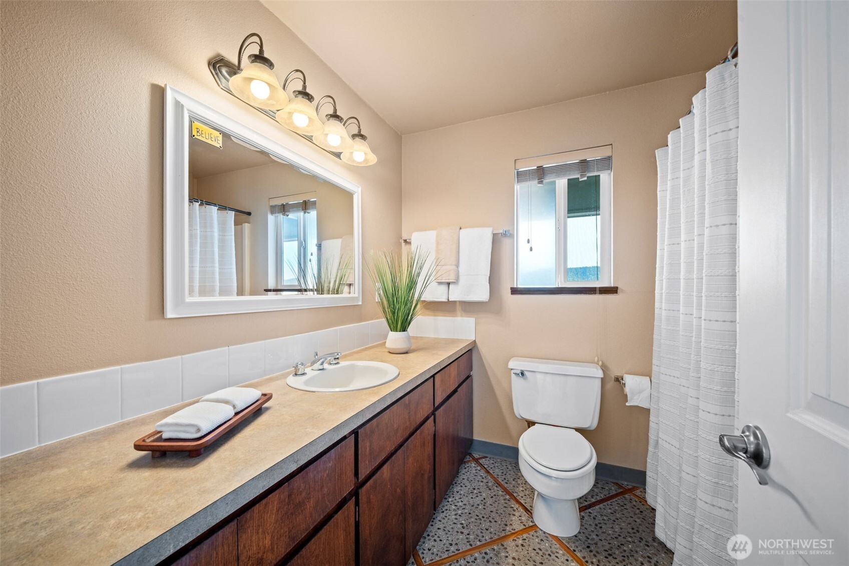23832 N US Highway 101 , Hoodsport, WA 98548