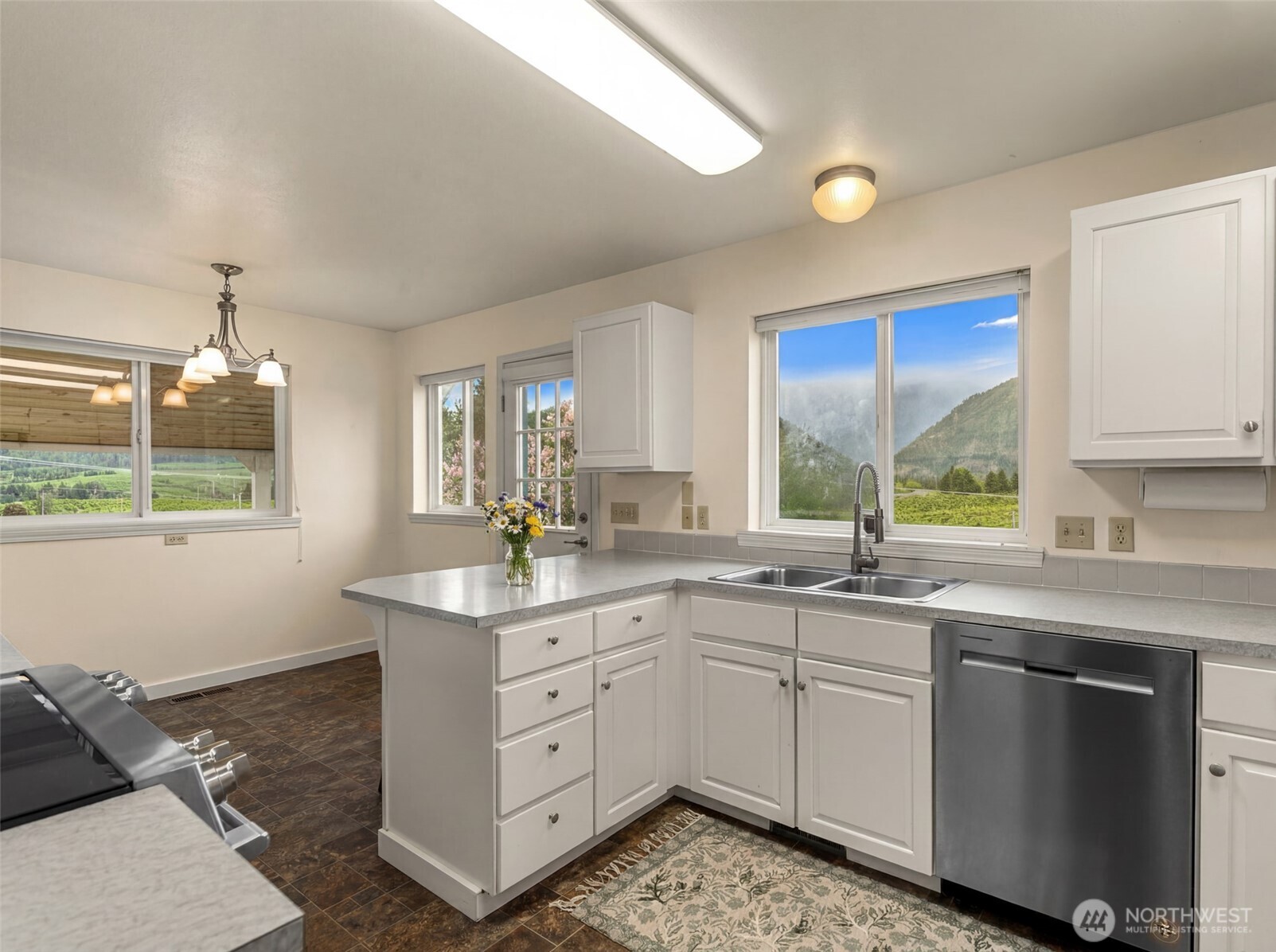 9950 North Road , Leavenworth, WA 98826