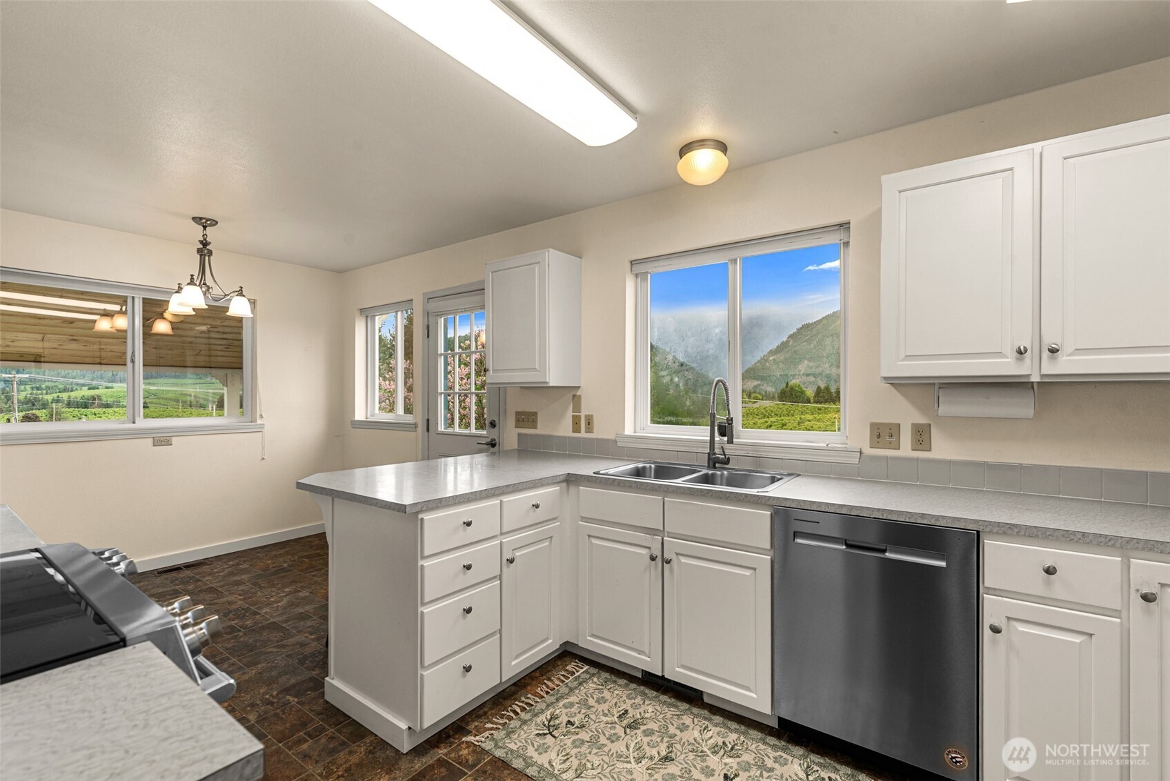 9950 North Road , Leavenworth, WA 98826