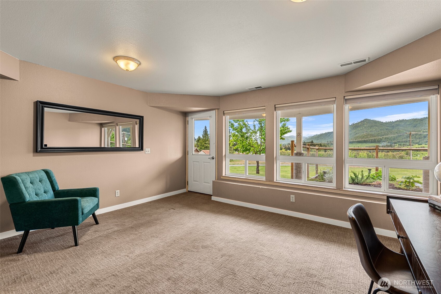 9950 North Road , Leavenworth, WA 98826
