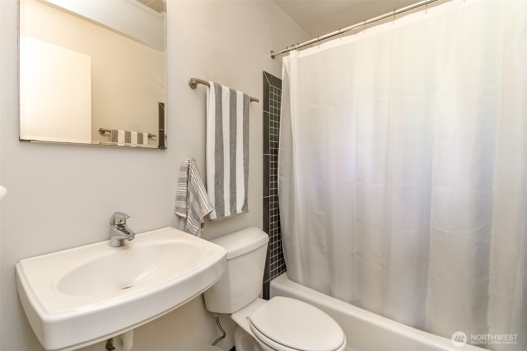 648 SW 107th Avenue , Seattle, WA 98146-1554
