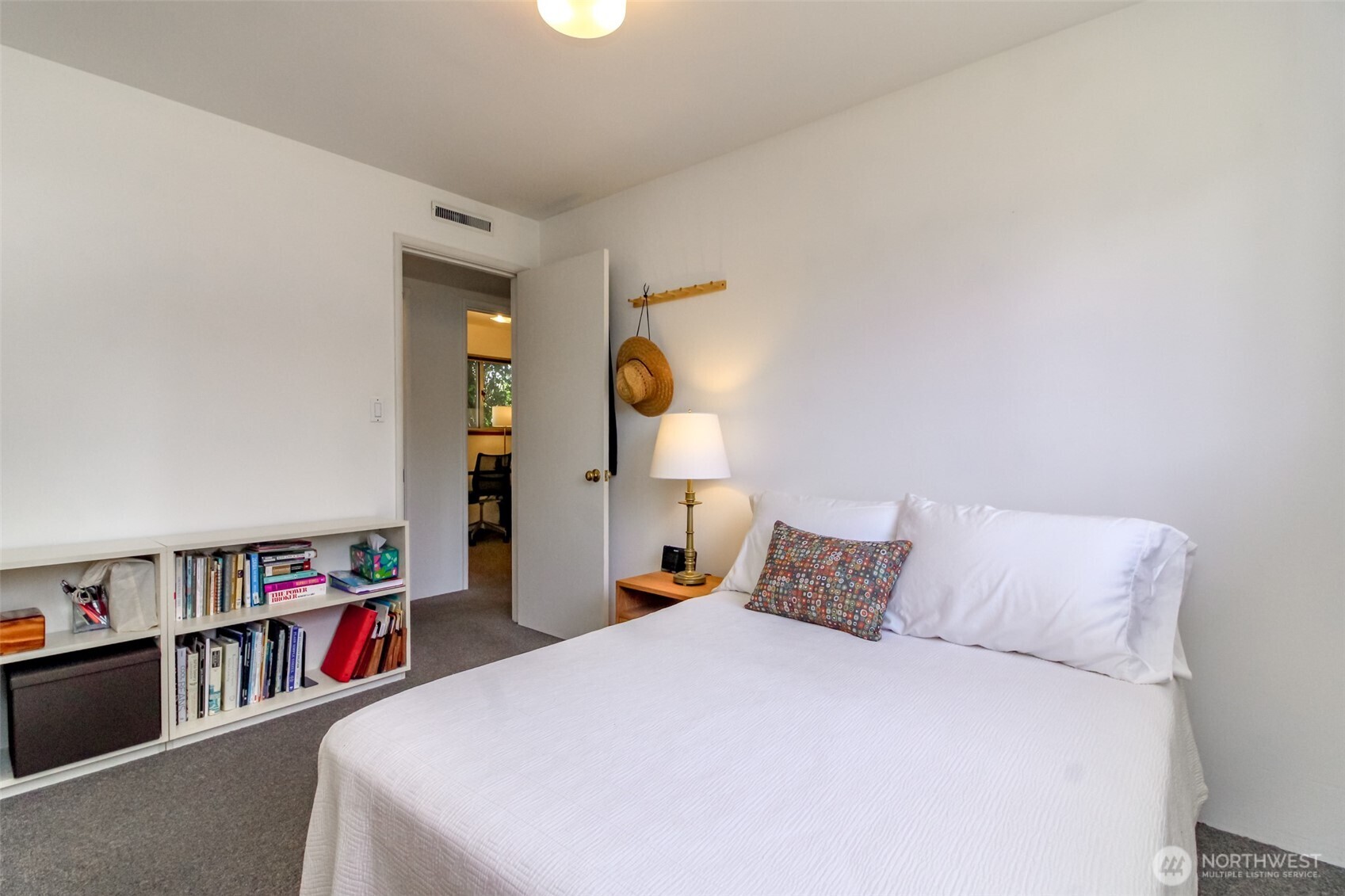 648 SW 107th Avenue , Seattle, WA 98146-1554