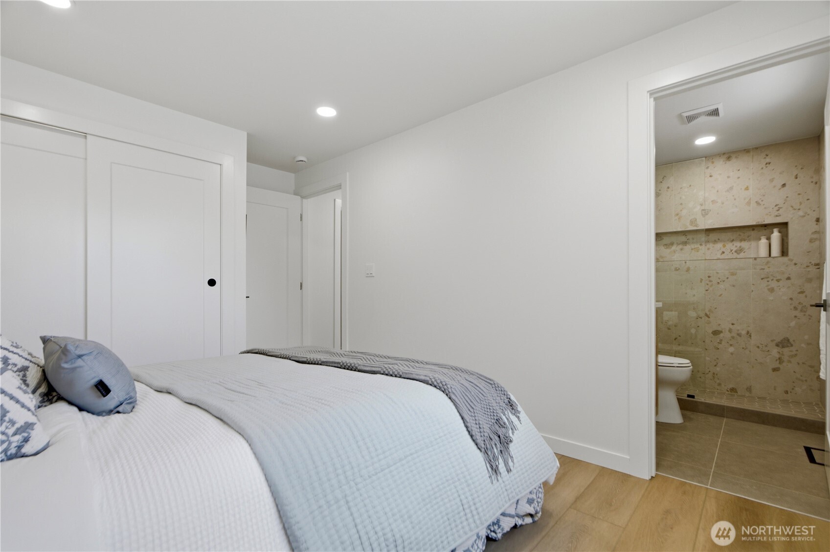 9526 7th Avenue NW, Seattle, WA 98117-2127