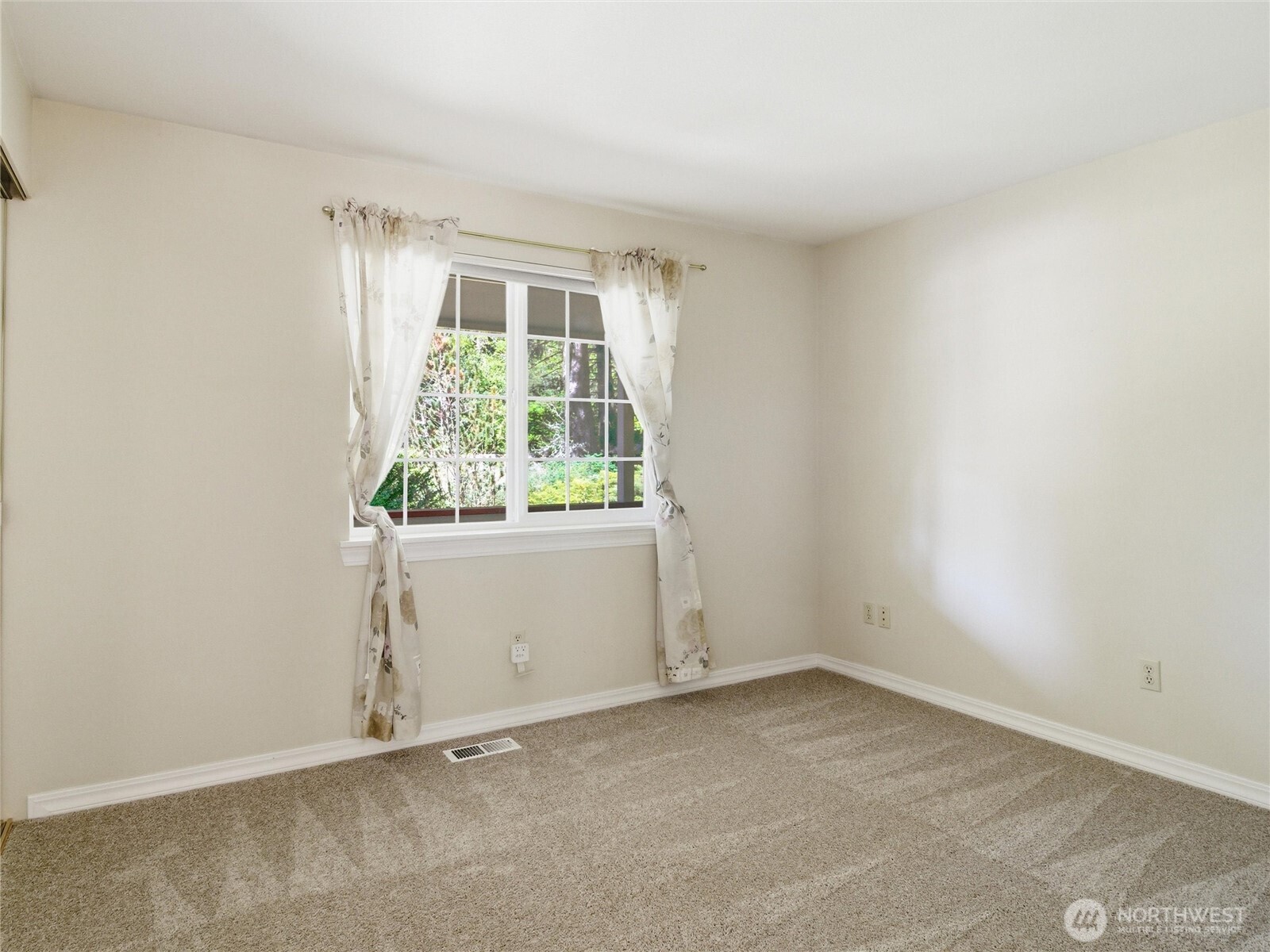 322 Country Estates Drive W, Rainier, WA 98576