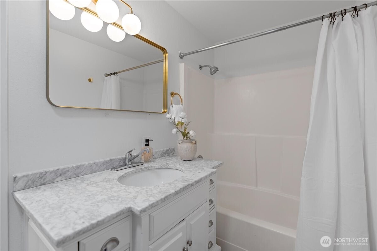 1340 NW Huckle Drive , Bremerton, WA 98311