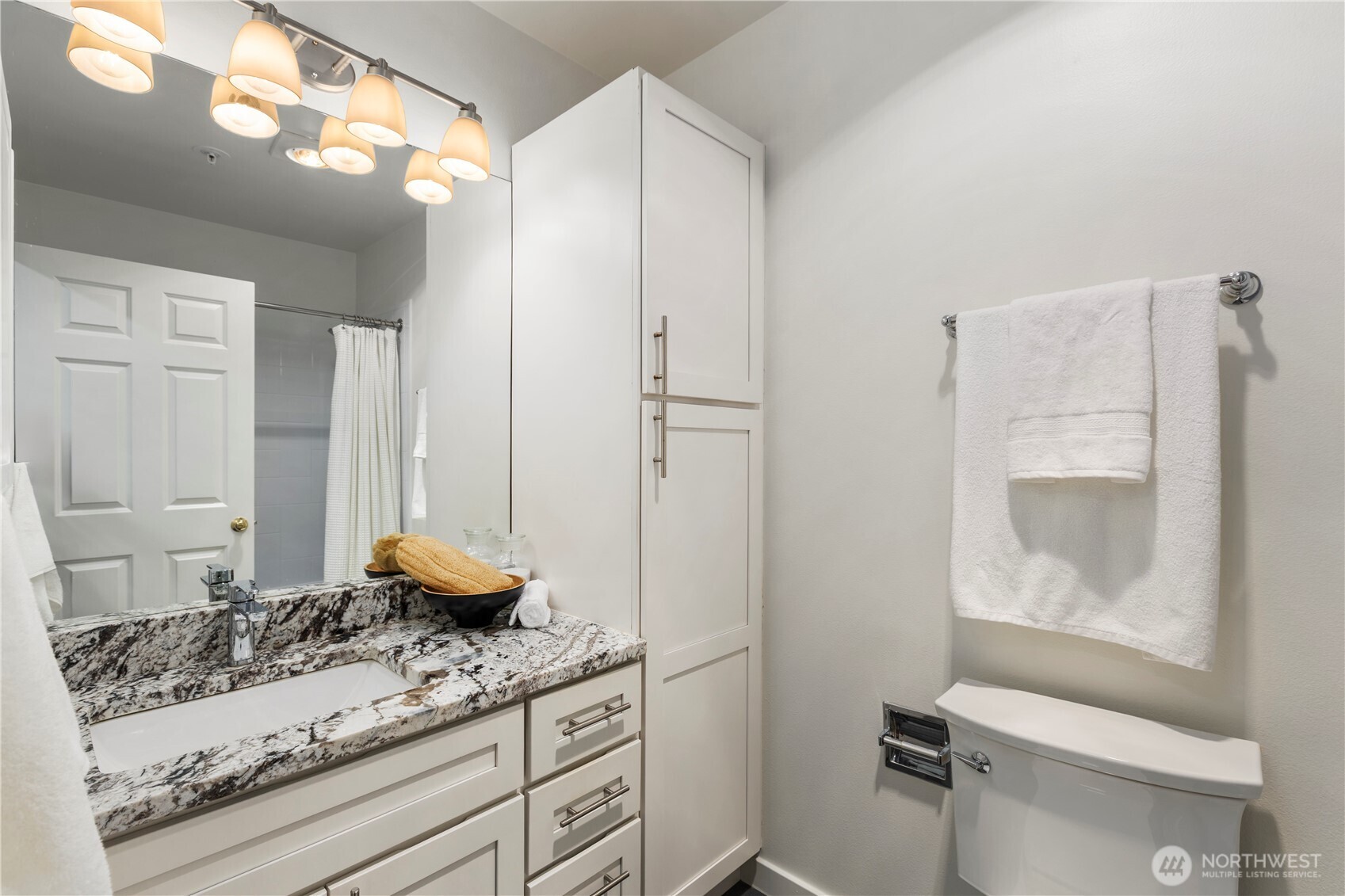 524 6th Avenue W #407, Seattle, WA 98119