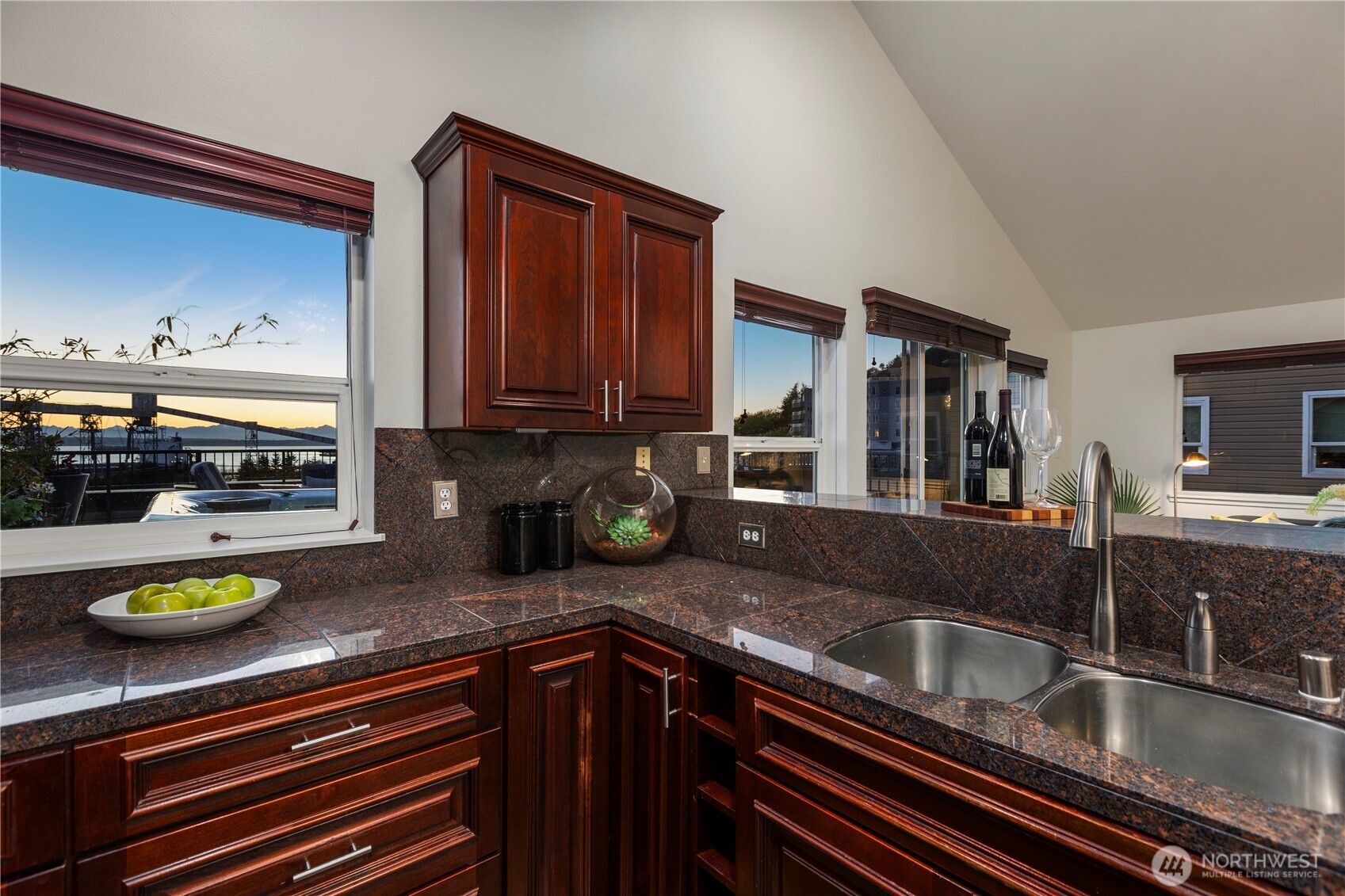 524 6th Avenue W #407, Seattle, WA 98119