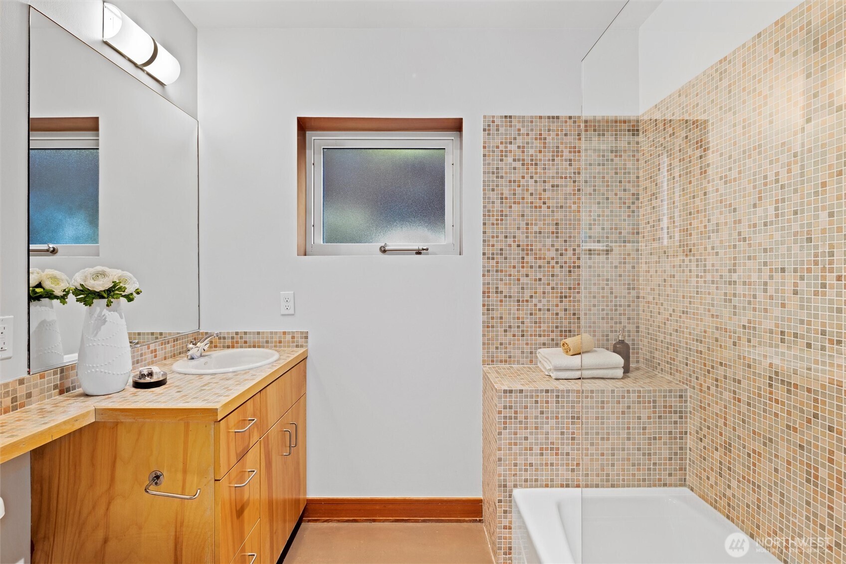 4502 55th Avenue NE, Seattle, WA 98105-3837