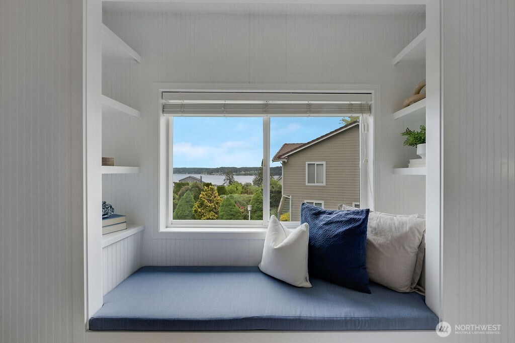 654 9th Court , Fox Island, WA 98333
