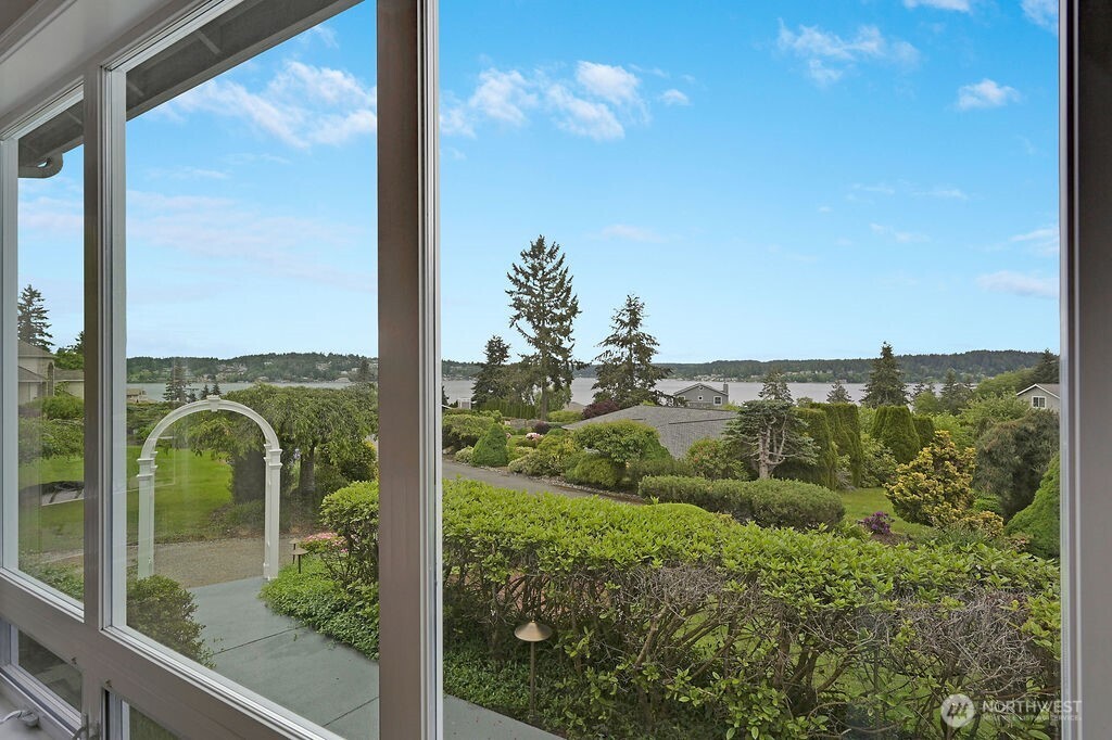 654 9th Court , Fox Island, WA 98333