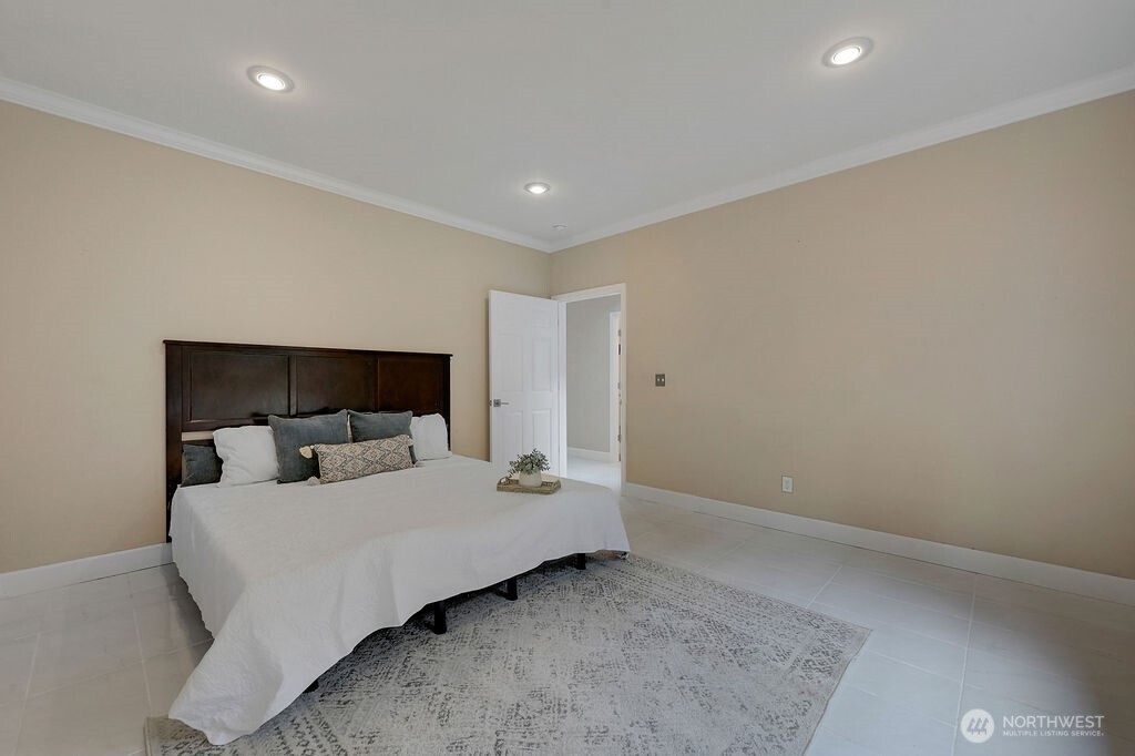 654 9th Court , Fox Island, WA 98333