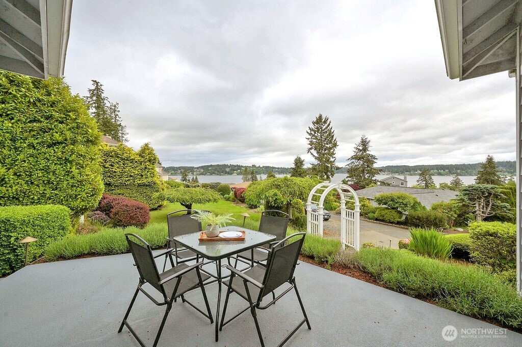 654 9th Court , Fox Island, WA 98333