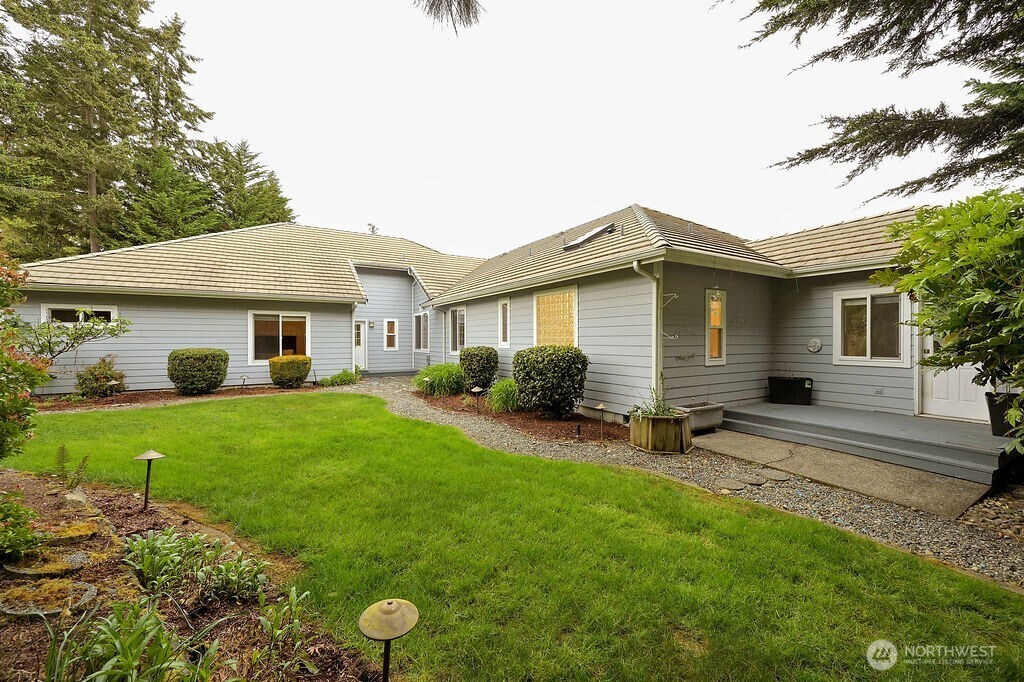 654 9th Court , Fox Island, WA 98333