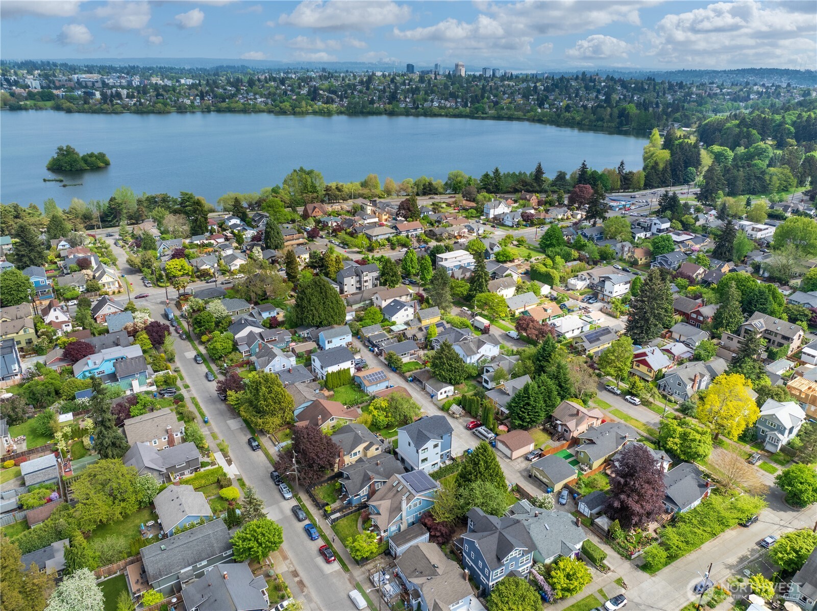 713 B N 70th Street , Seattle, WA 98103