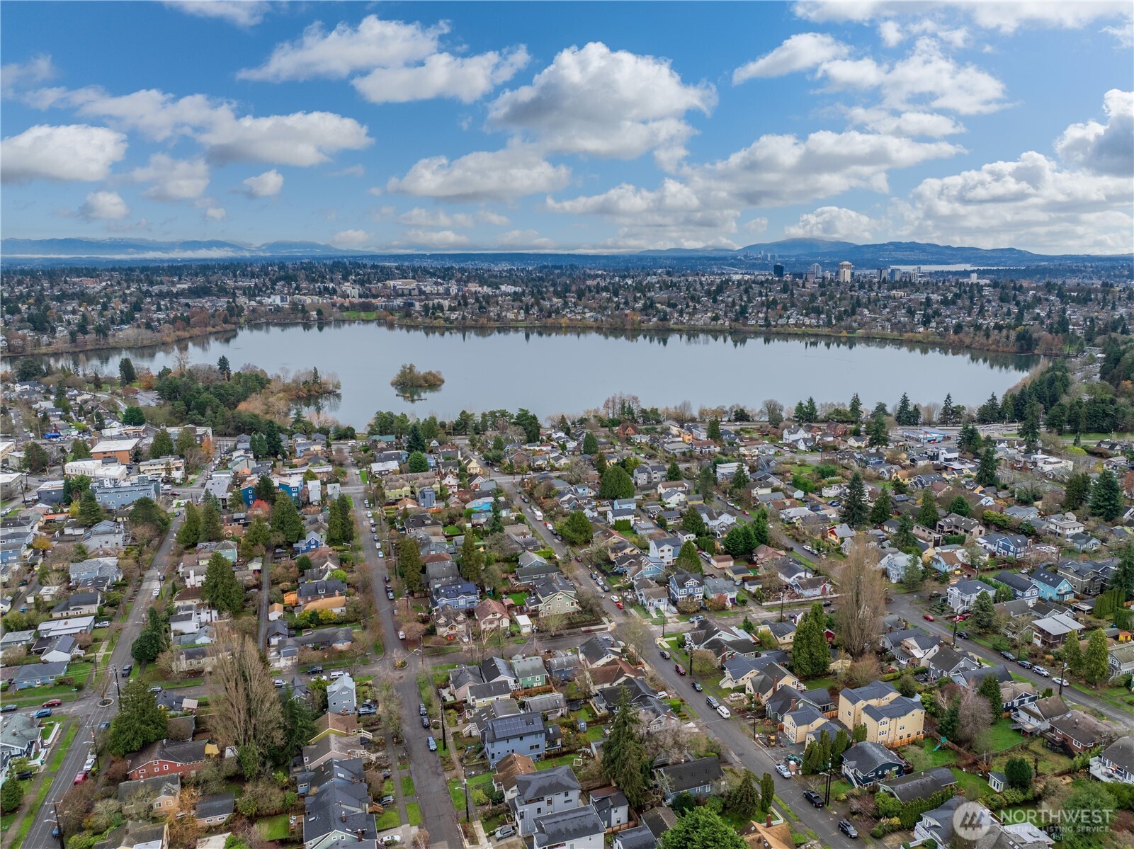 713 B N 70th Street , Seattle, WA 98103