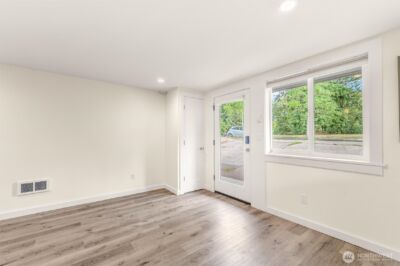 9251 N Ashworth Avenue N, Seattle, WA 98103 - Photo 12