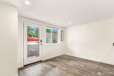 9251 N Ashworth Avenue N, Seattle, WA 98103 - Photo 6