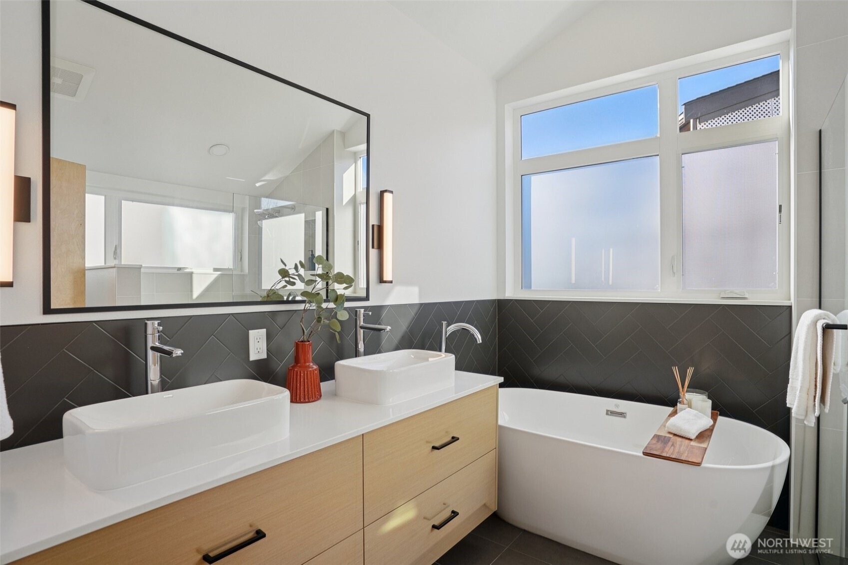 515 Howe #A, Seattle, WA 98109