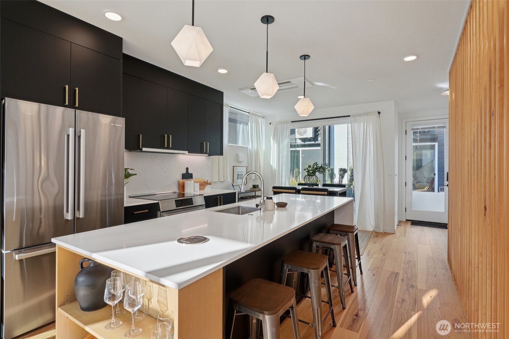 515 Howe #A, Seattle, WA 98109