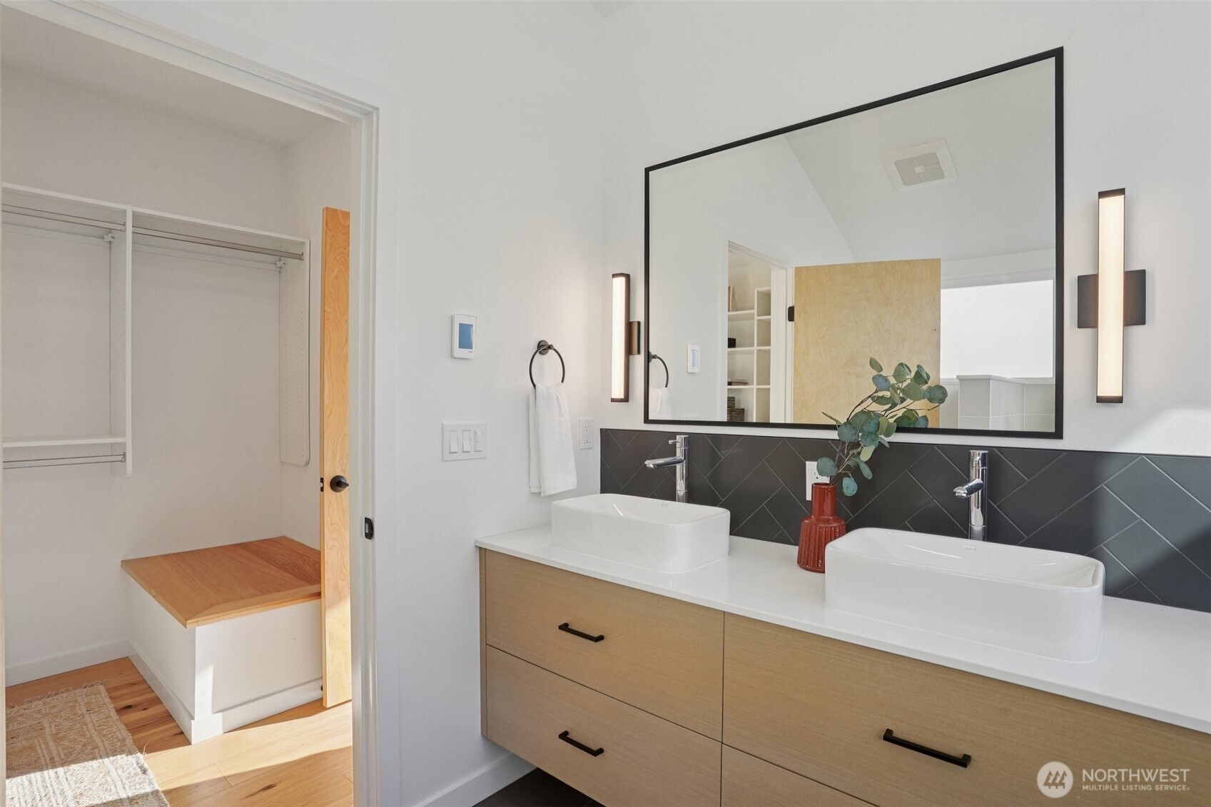 515 Howe #A, Seattle, WA 98109