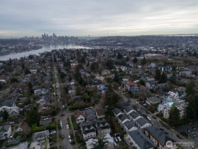 4413 Meridian Avenue N, Seattle, WA 98103 - Photo 32