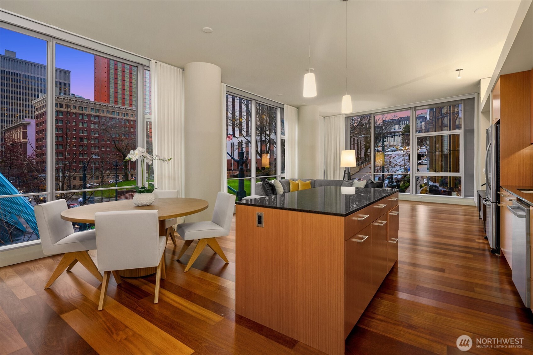 909 5th Avenue #204, Seattle, WA 98164