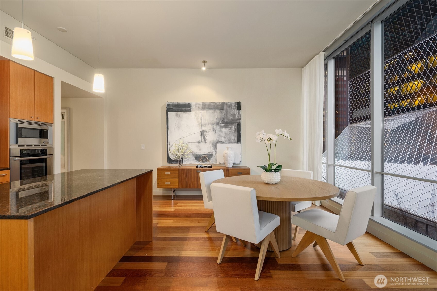 909 5th Avenue #204, Seattle, WA 98164