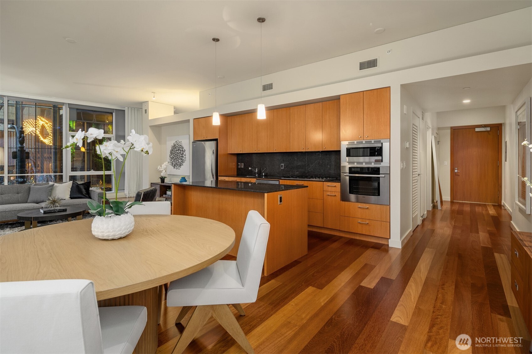 909 5th Avenue #204, Seattle, WA 98164