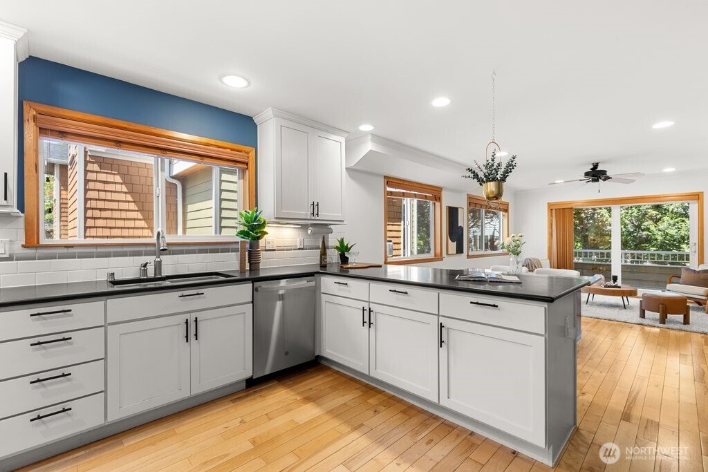 806 N 49th Street , Seattle, WA 98103